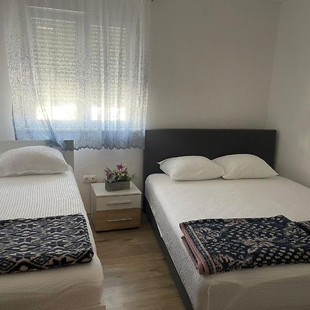 Apartmani Zuti 内乌姆 外观 照片
