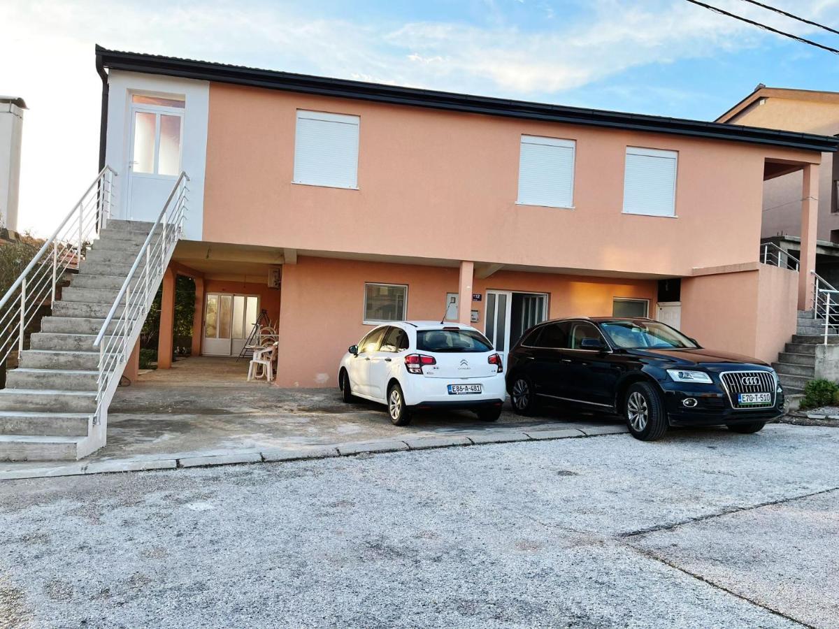 Apartmani Zuti 内乌姆 外观 照片