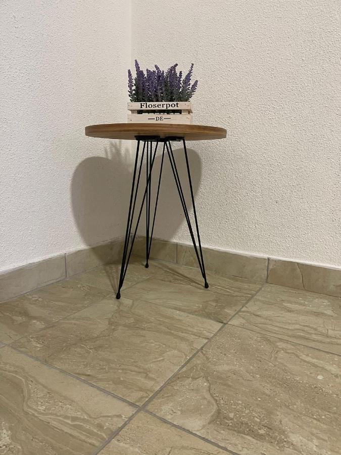 Apartmani Zuti 内乌姆 外观 照片