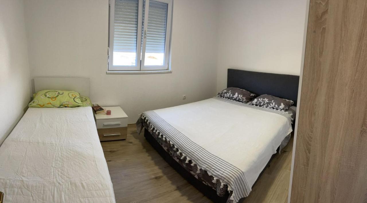 Apartmani Zuti 内乌姆 外观 照片