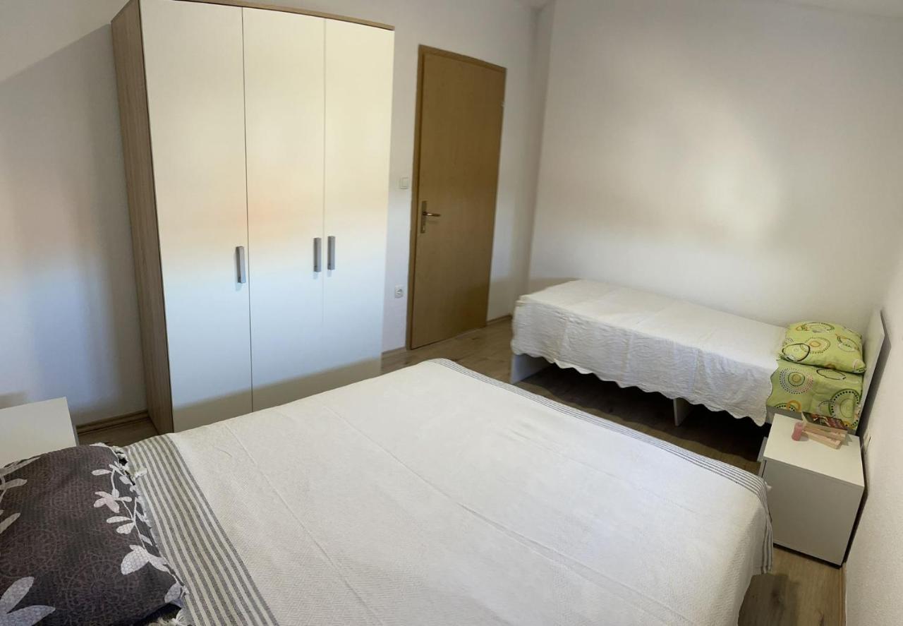 Apartmani Zuti 内乌姆 外观 照片