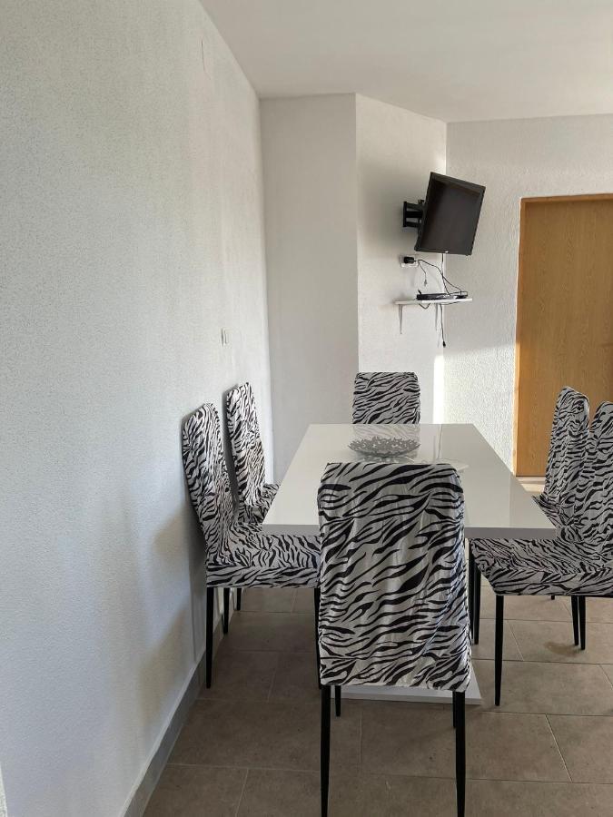 Apartmani Zuti 内乌姆 外观 照片