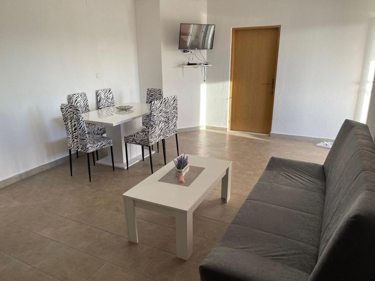 Apartmani Zuti 内乌姆 外观 照片