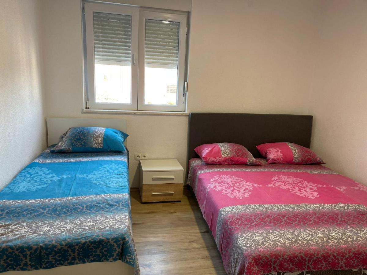 Apartmani Zuti 内乌姆 外观 照片