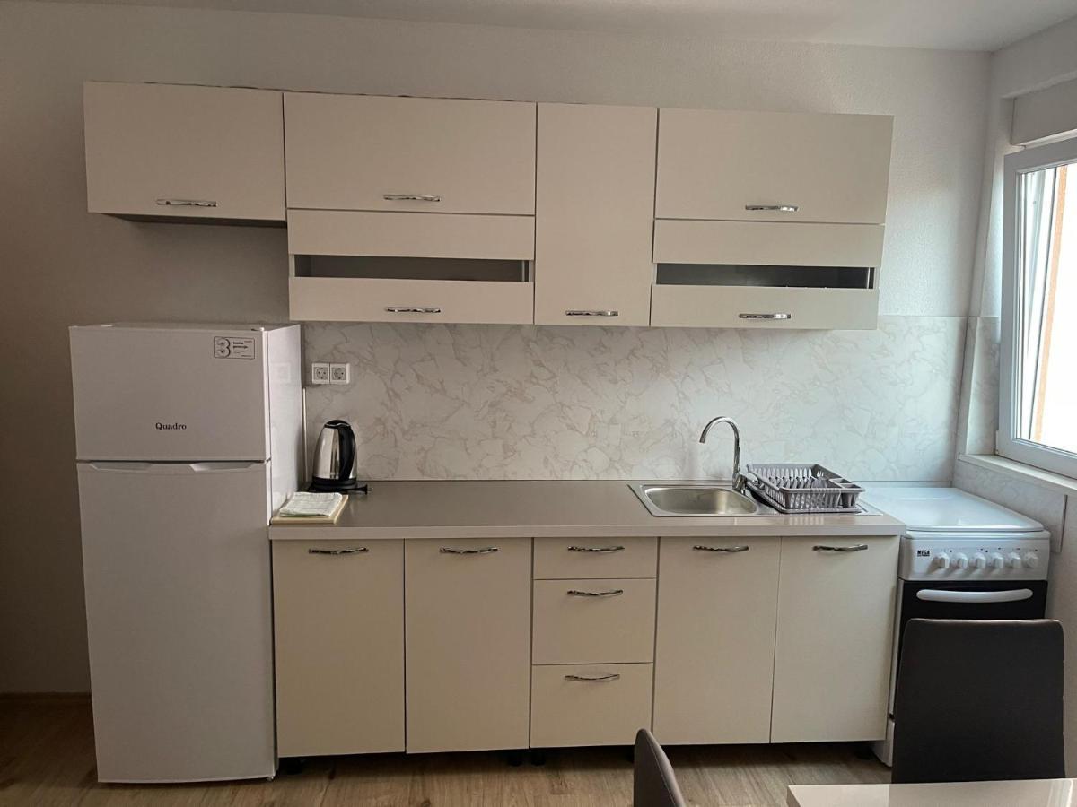 Apartmani Zuti 内乌姆 外观 照片
