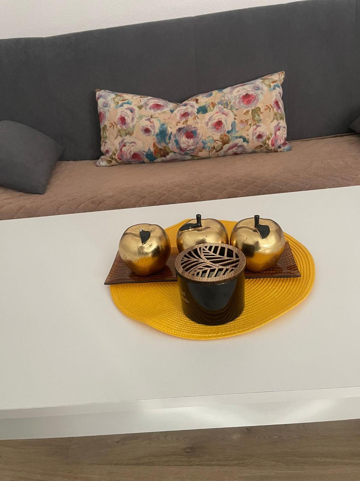 Apartmani Zuti 内乌姆 外观 照片