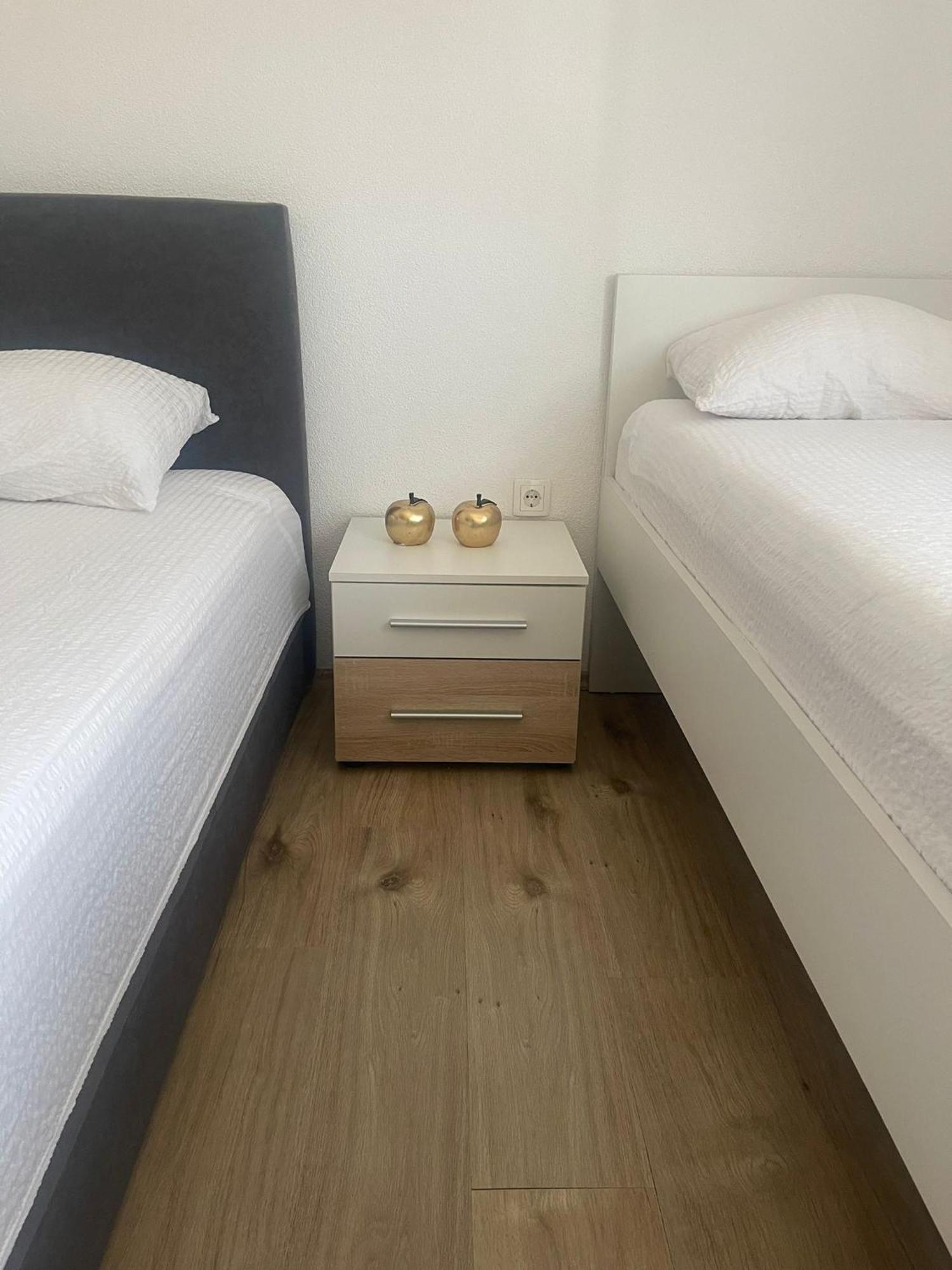 Apartmani Zuti 内乌姆 外观 照片