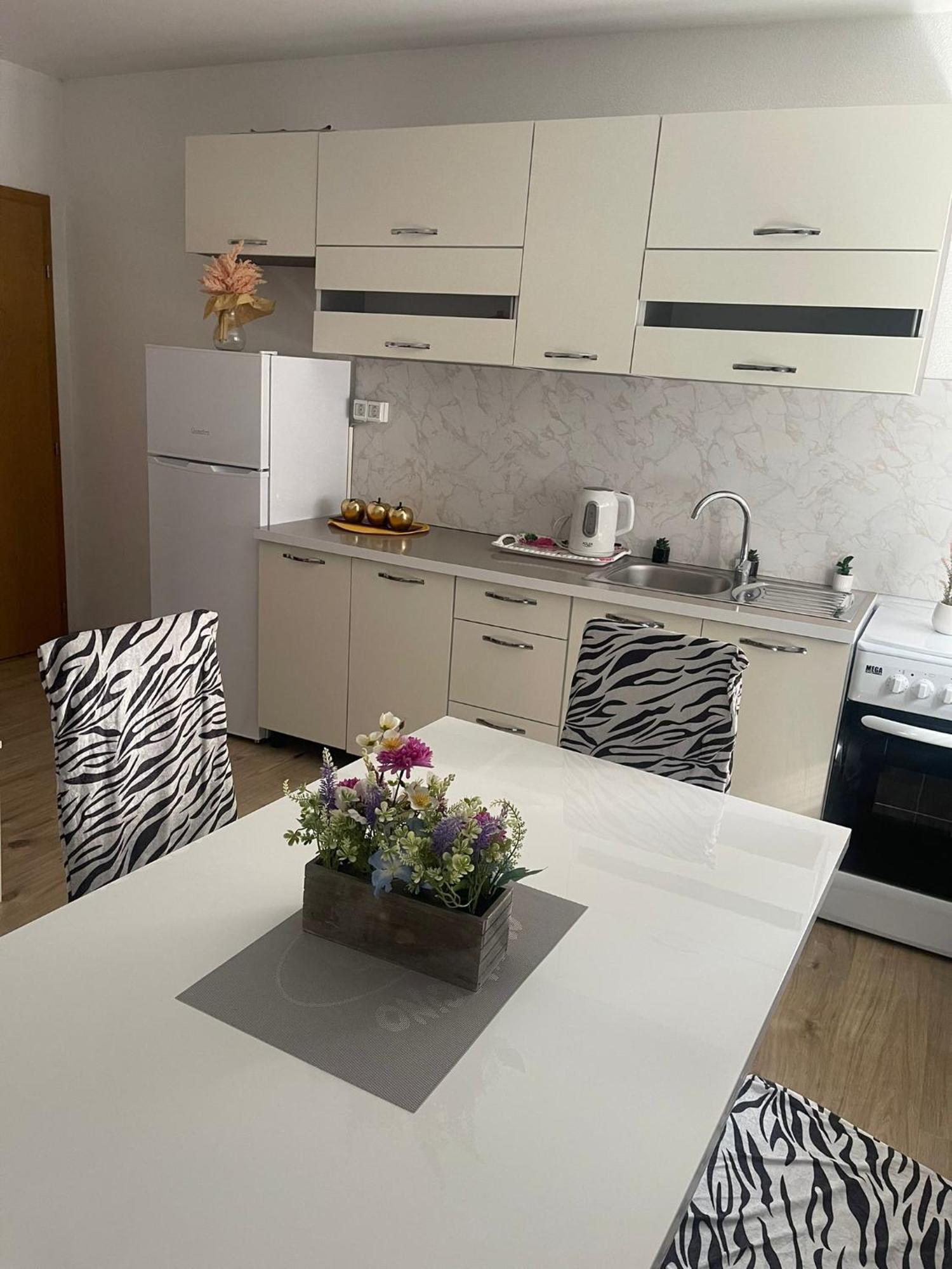 Apartmani Zuti 内乌姆 外观 照片