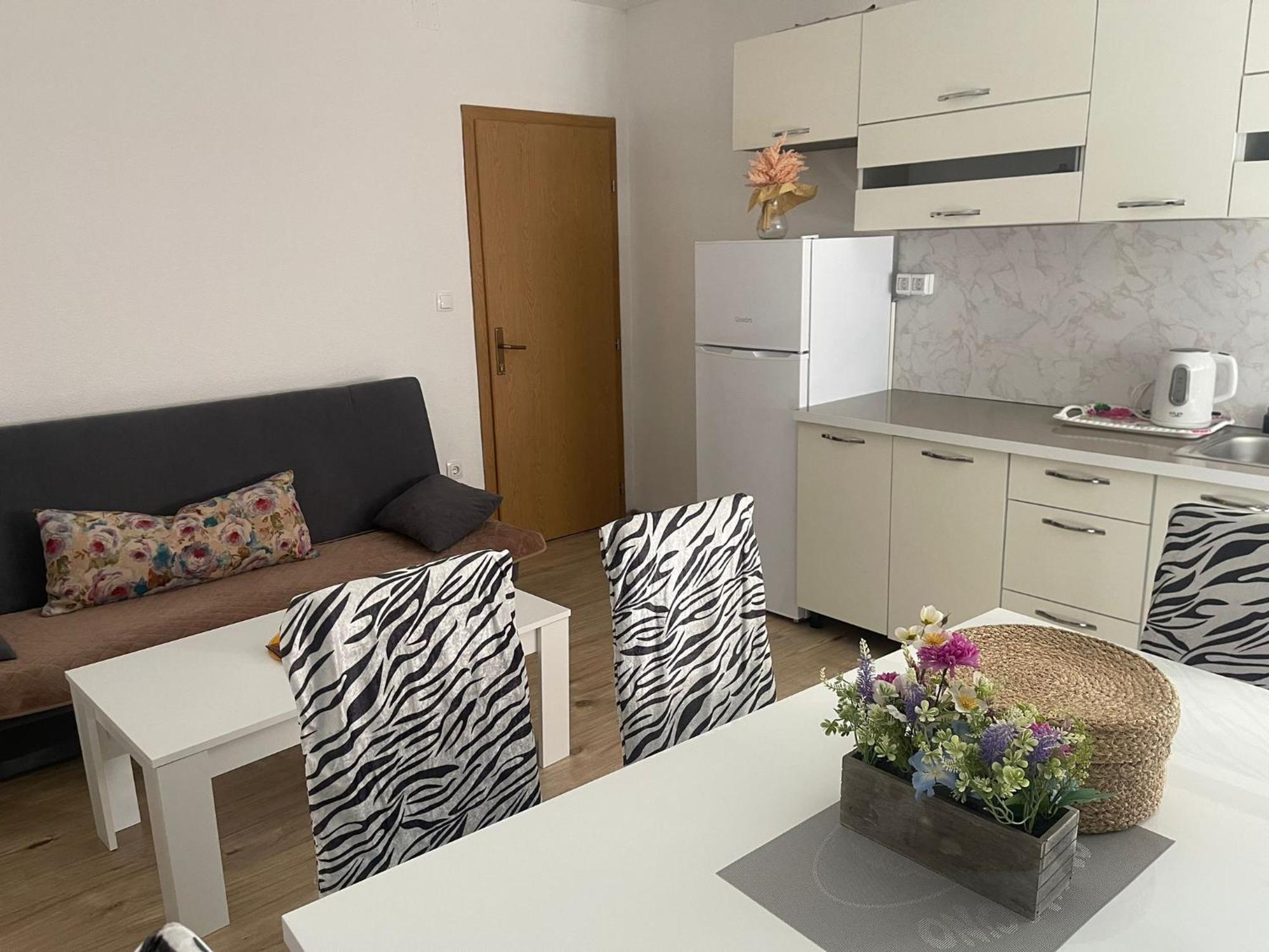 Apartmani Zuti 内乌姆 外观 照片