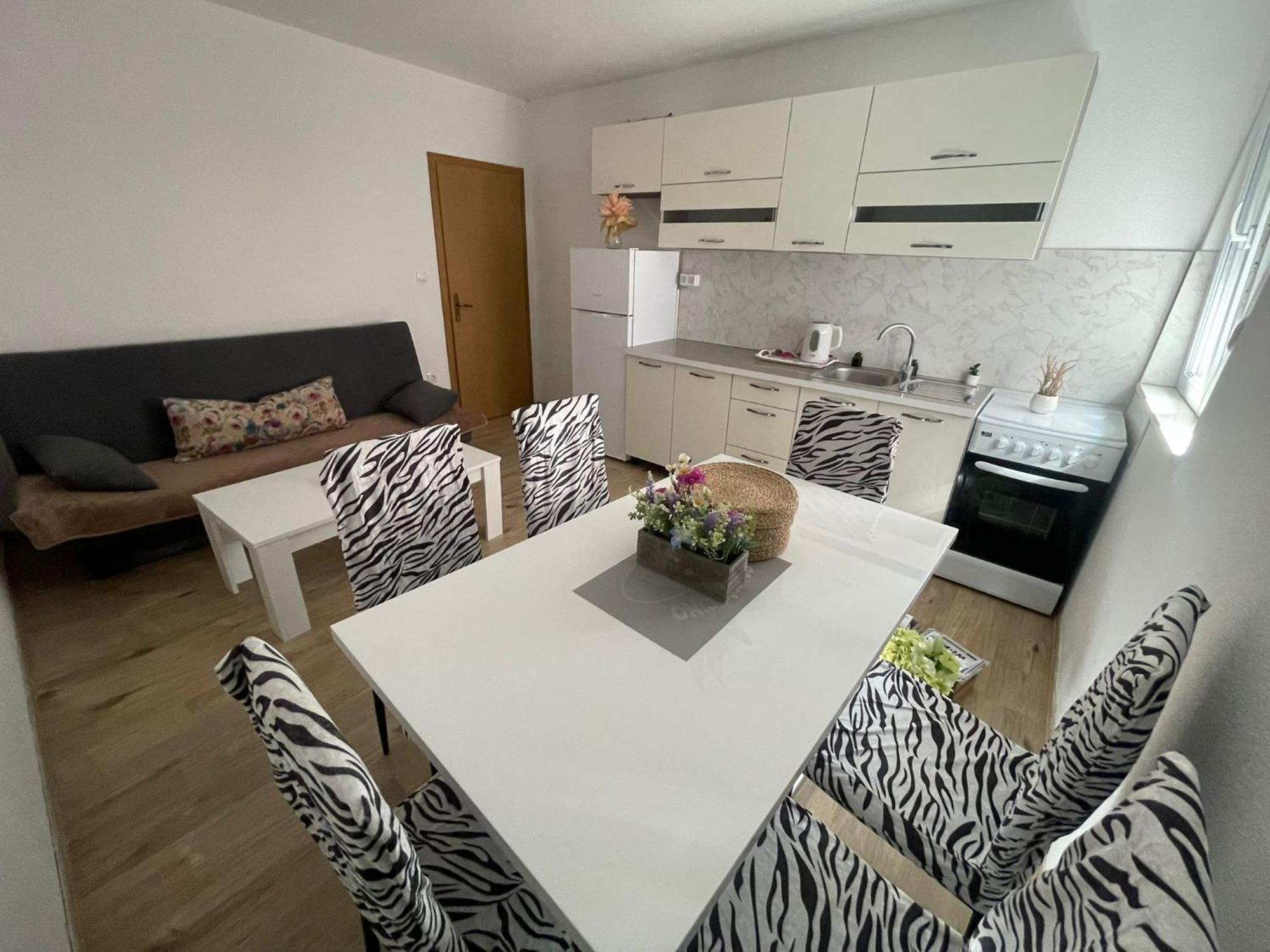 Apartmani Zuti 内乌姆 外观 照片