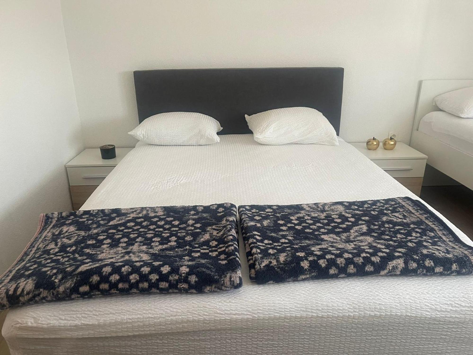 Apartmani Zuti 内乌姆 外观 照片