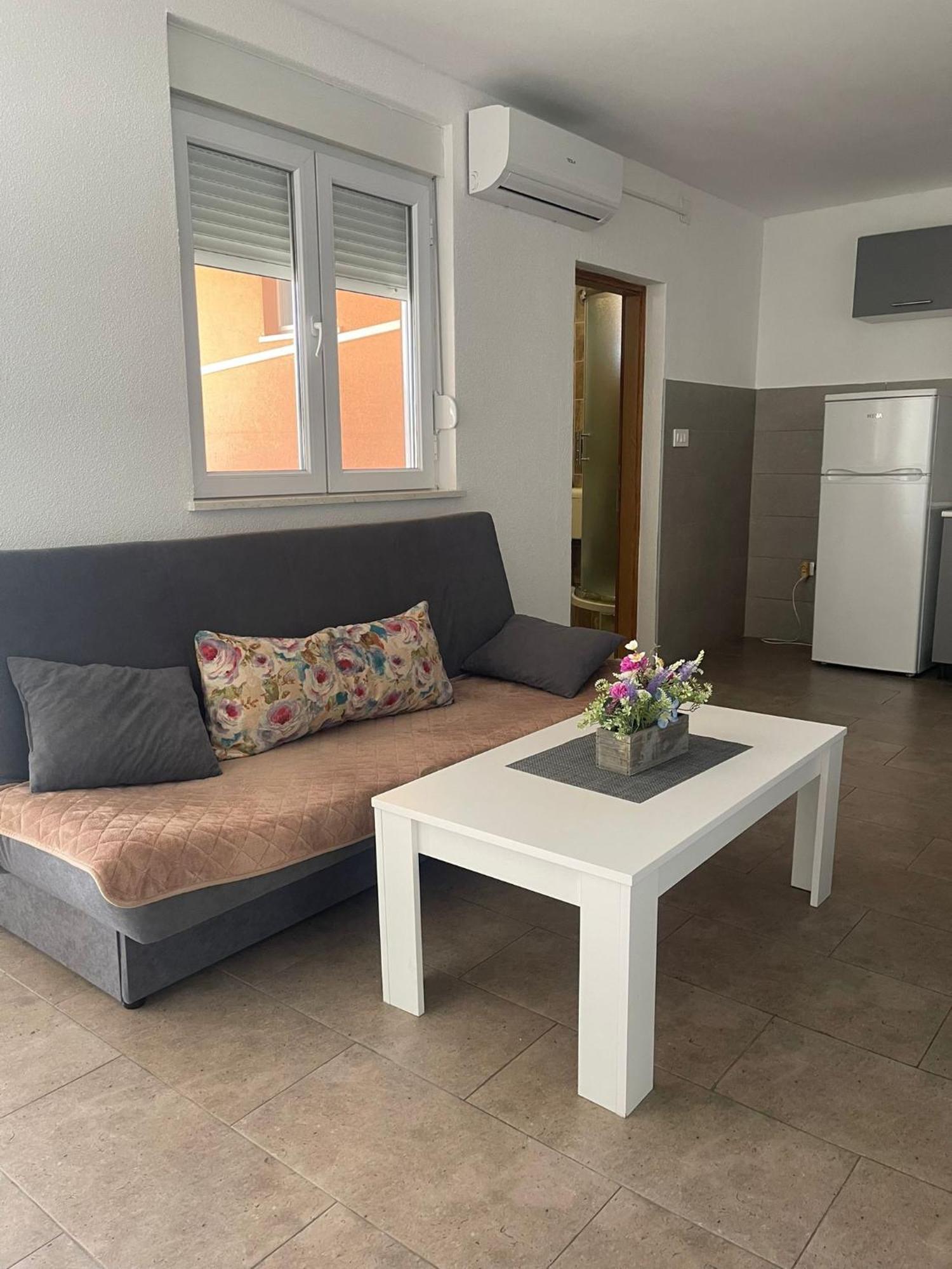 Apartmani Zuti 内乌姆 客房 照片